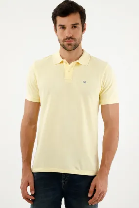 Polo amarilla con raqueta multicolor para hombre